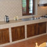 Cucina in muratura con sportelli in legno di Noce
