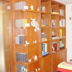 Libreria in legno con sportelli