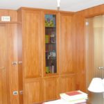 Libreria in legno con sportelli e vetrina