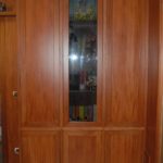 Libreria in legno con sportelli e vetrina